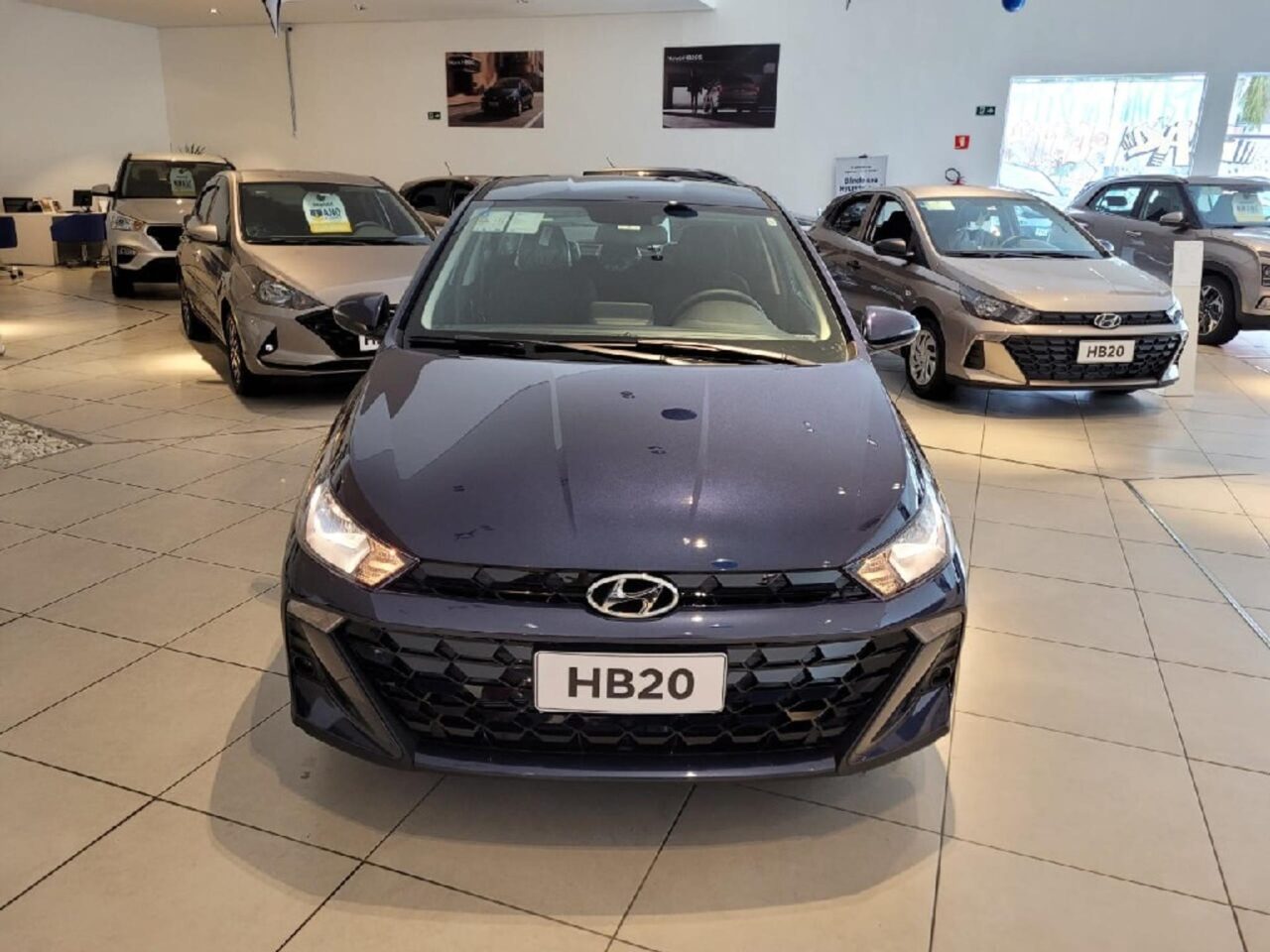 A Fiat Strada mantém a liderança isolada no raking dos carros e comerciais leves mais vendidos, estando quase 2 mil unidades à frente do Hyundai HB20, que já observa o Chevrolet Onix e o VW Polo pelo retrovisor