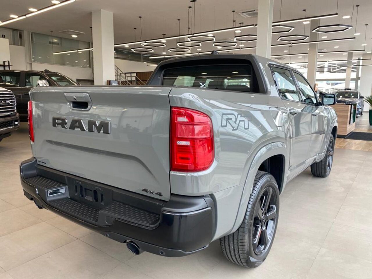 A picape mais aguardada de 2023, a Ram Rampage, está disponível na sua versão topo de linha R/T para vendas diretas a empresas e produtores rurais com cadastro ativo. Durante todo o mês de outubro, esta versão da picape conta com um desconto atraente de R$ 16.199,40