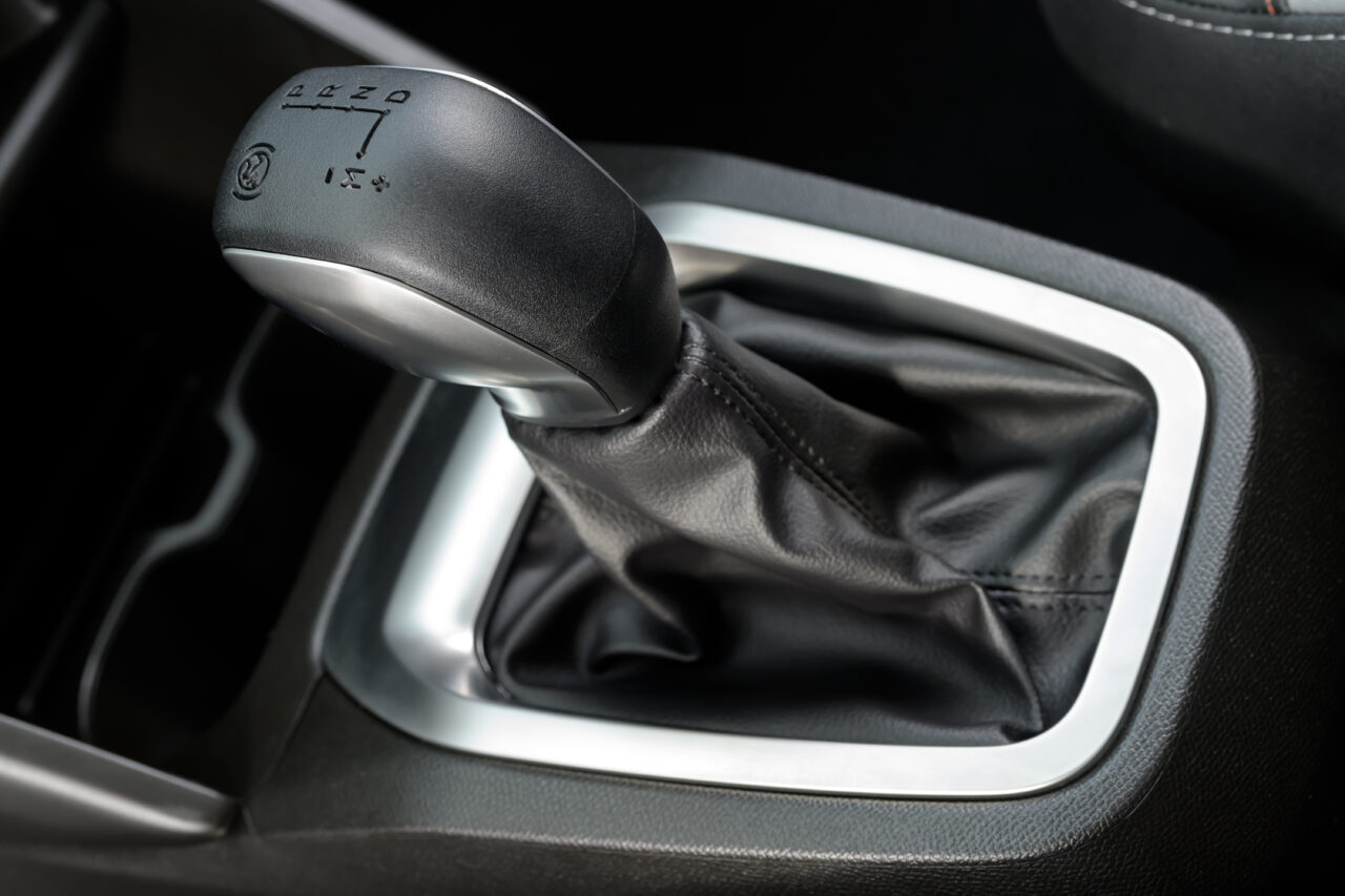 Câmbio automático CVT de sete marchas, com trocas sequenciais e três modos de condução