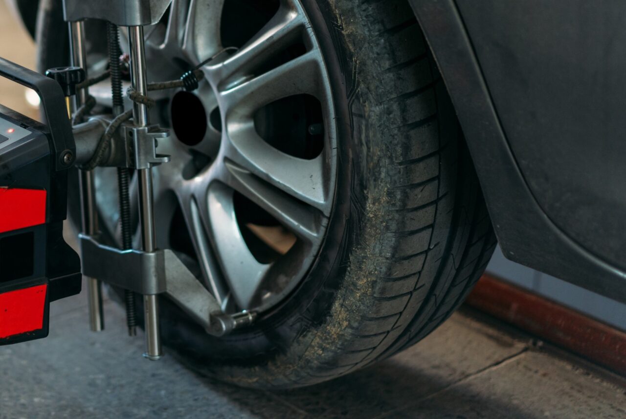 Tudo certo com rodas e pneus? Então, é a hora de revisar os alinhamentos e balanceamentos do seu carro (Foto: Meu Martelinho de Ouro)