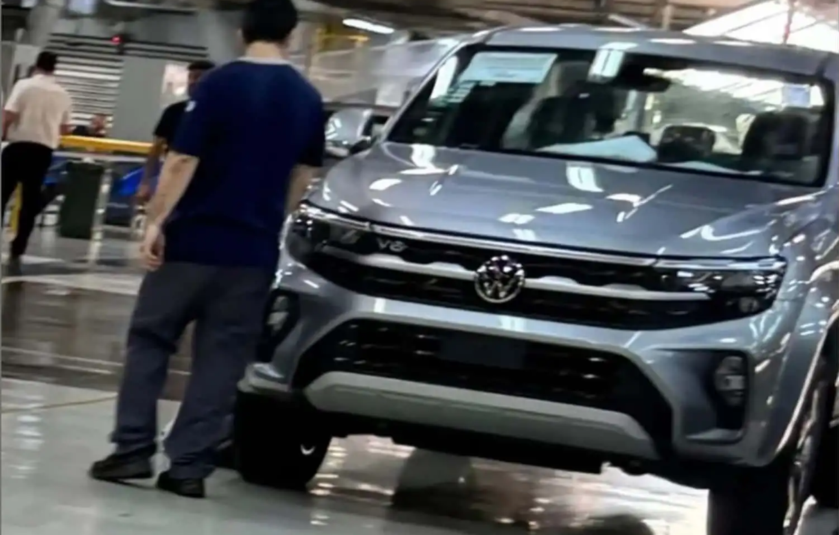 A nova Volkswagen Amarok 2024 brasileira / argentina será apenas uma grande renovação da atual geração. Ela ganhará nova frente inspirada na Saveiro, traseira levemente renovada e interior mais moderno.