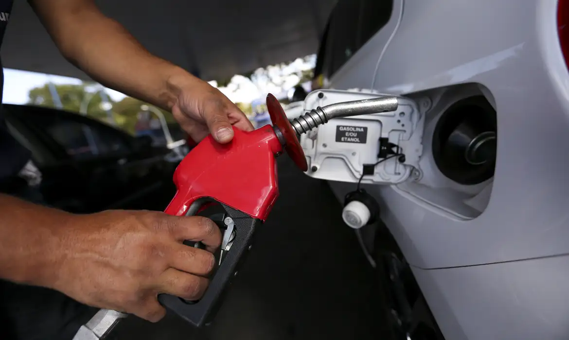 Certifique-se de que o marcador de combustível do automóvel está funcionando bem (Foto: Agência Brasil)