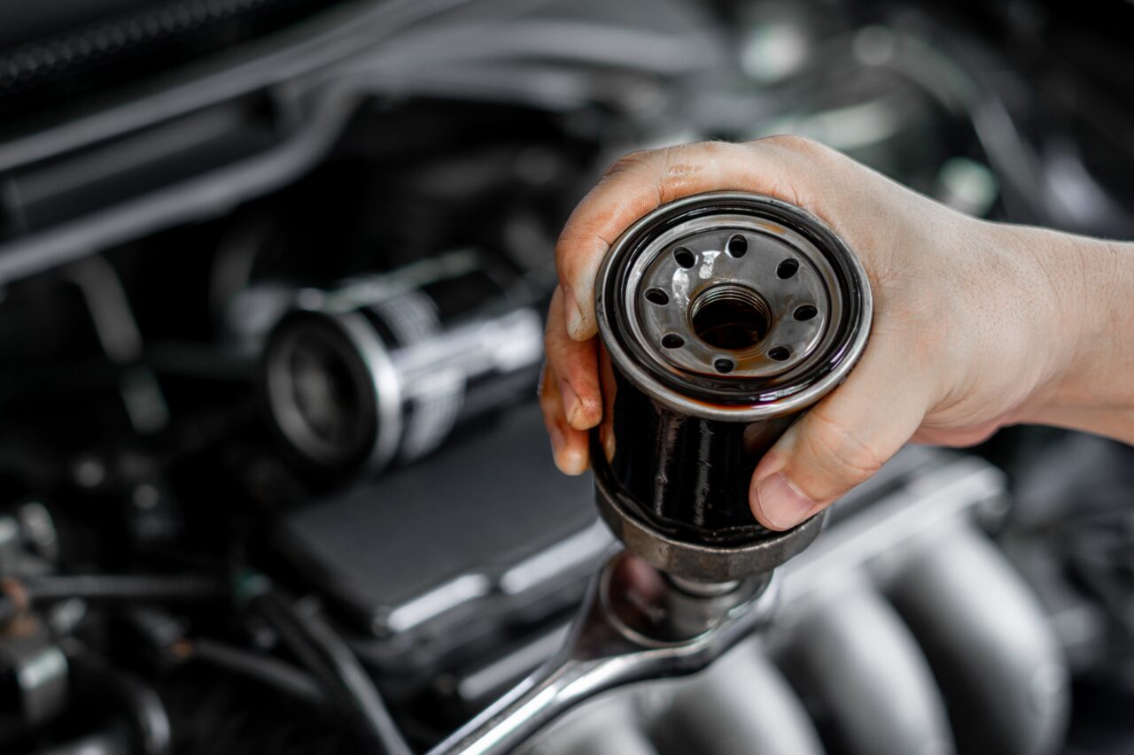 Óleo do motor, transmissão, direção hidráulica e embreagem devem ser conferidos, além dos filtros — filtro de ar, filtro de ar-condicionado e filtro de combustível (Foto: Localiza)