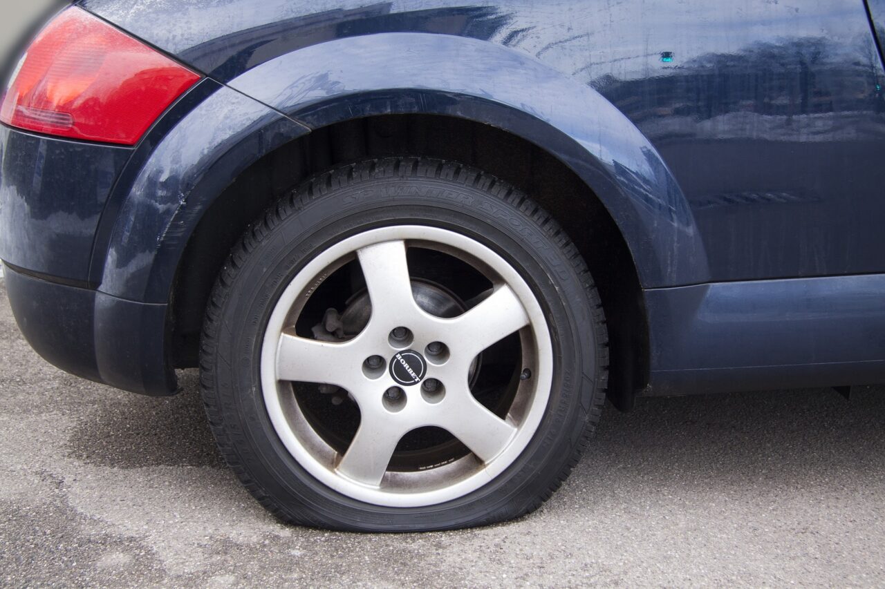 É bem comum vermos carros parados no acostamento das estradas por causa de pneus furados (Foto: Pixabay)