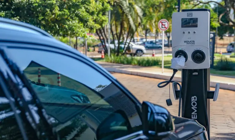 Carros elétricos e híbridos voltam a pagar imposto de importação no Brasil