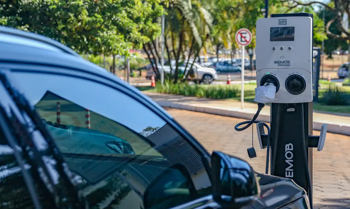Carros elétricos puxam alta histórica no consumo de energia no Brasil