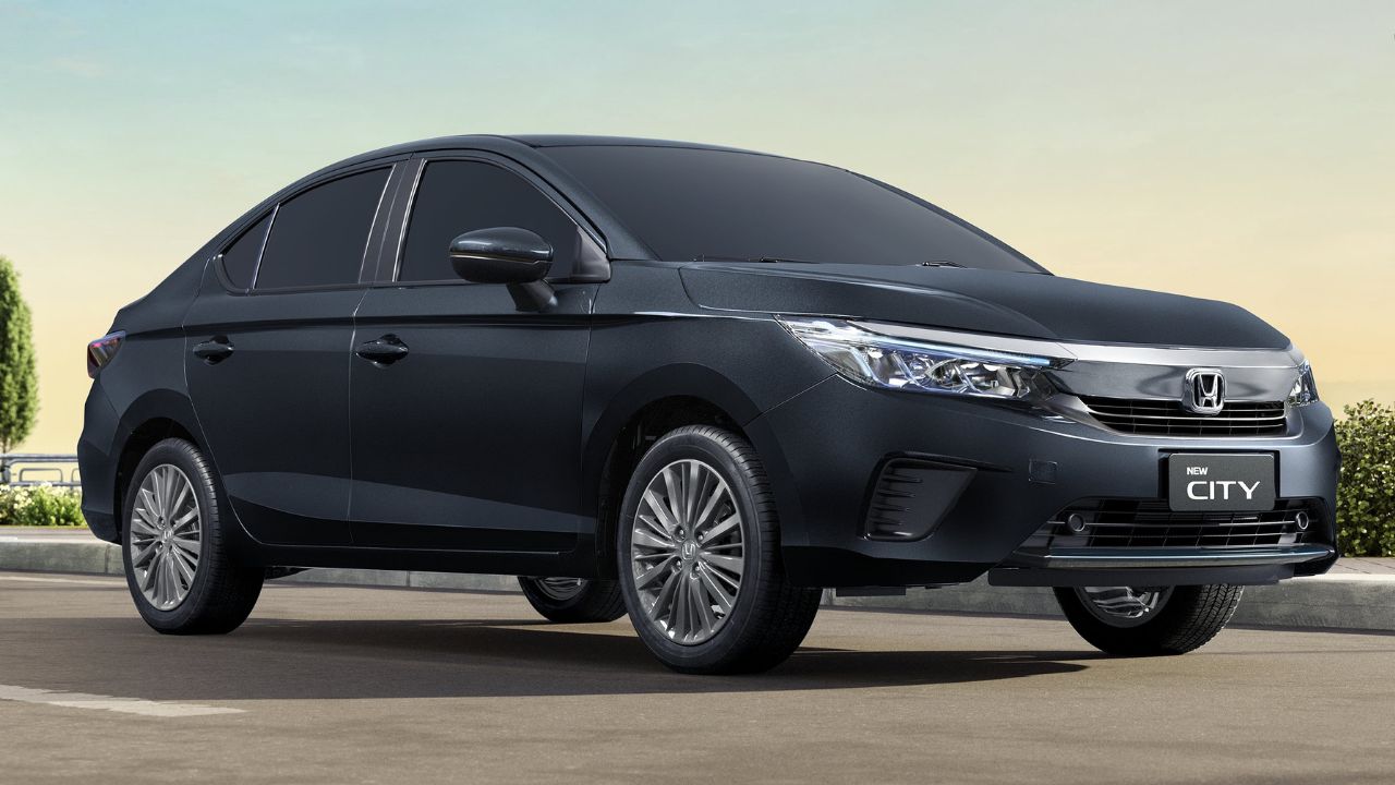 O Honda City está com novas versões para 2024. Agora, o sedan vai contar com a opção de entrada LX, além das já existentes EX, EXL e Touring. Assim como o irmão, o hatchback também aumentou sua gama e terá mais duas configurações: LX e EX, que se junta as EXL e a topo de linha Touring.
