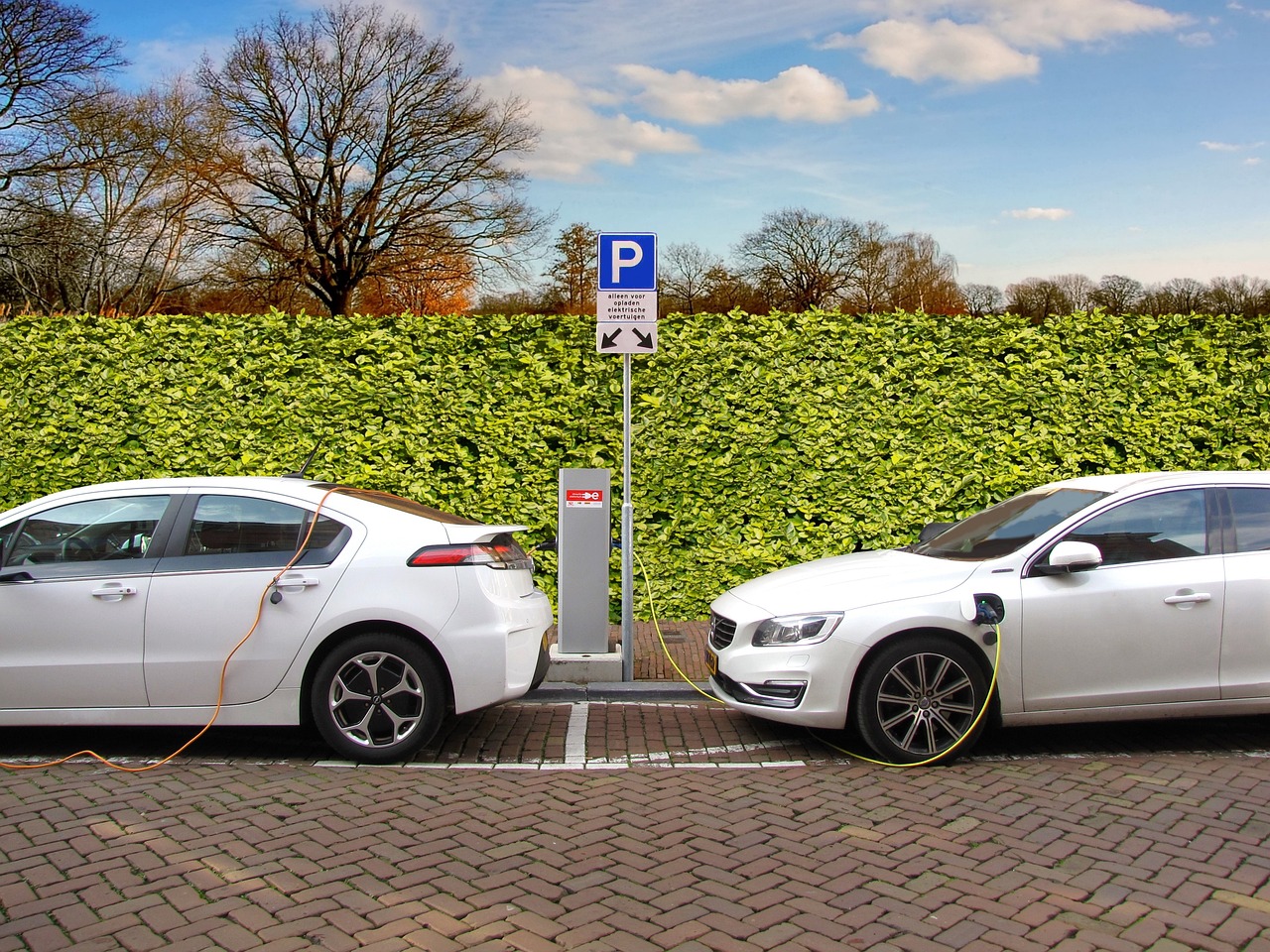 Carros elétricos puxam alta histórica no consumo de energia no Brasil