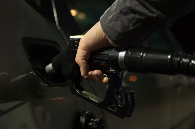 Gasolina comum é igual em todos os postos? Especialista esclarece