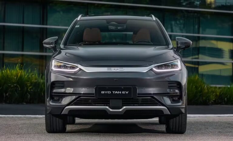 BYD Tan 2025 chega ao mercado com facelift e bateria maior