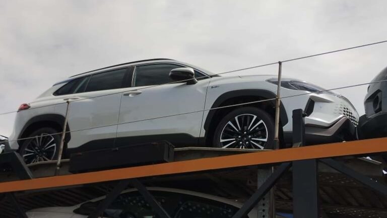 Toyota Corolla Cross 2025 foi flagrado em solos brasileiros