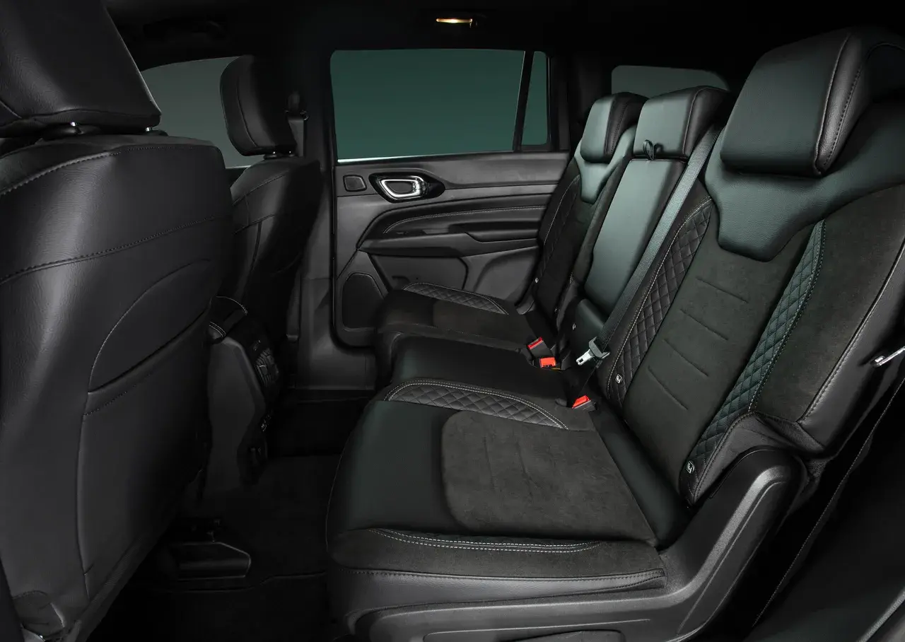 Jeep Commander Blackhawk 2025