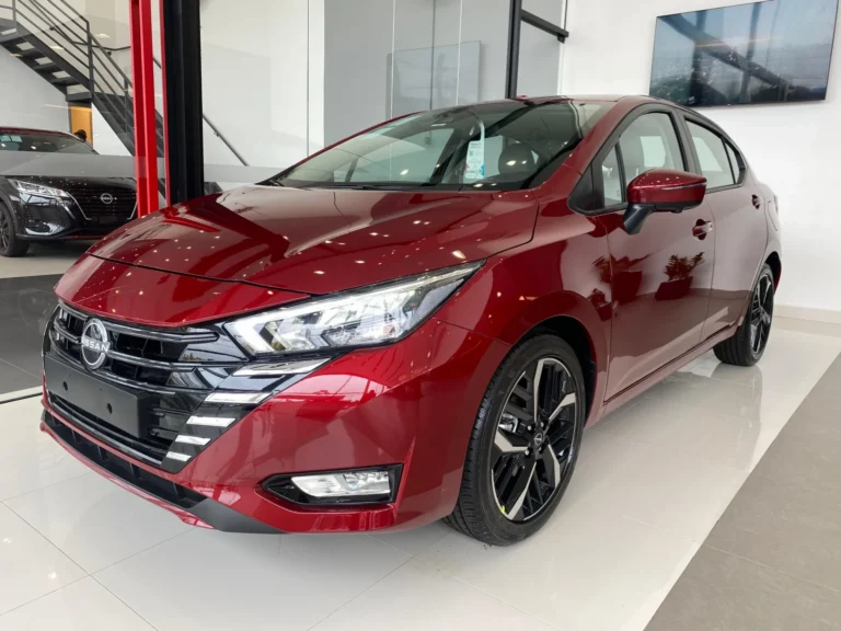 Nissan lança o Versa 2025 com versão esportivada SR e reajustes de preços