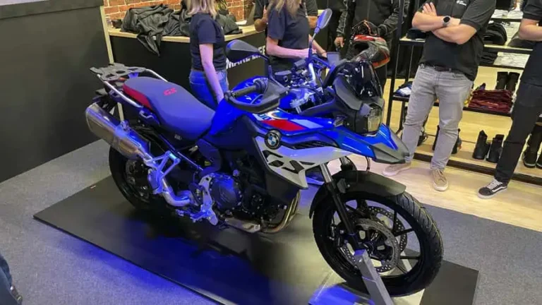 BMW F 800 e F 900 GS chegam à linha 2025 a partir de R$ 66.900