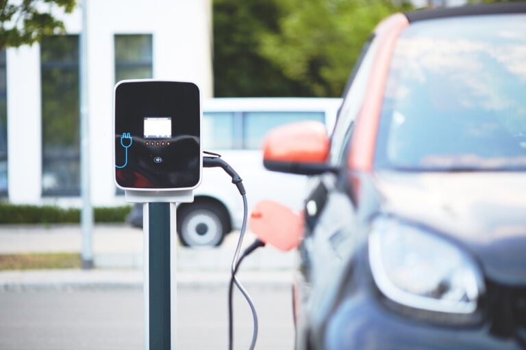 Vendas de carros elétricos no Brasil crescem 146% no 1º semestre de 2024