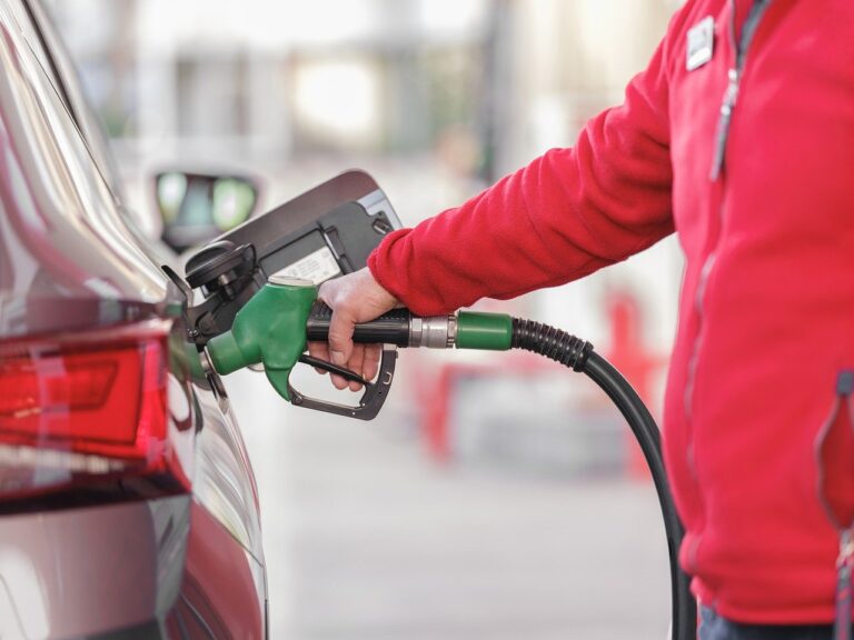 Etanol ou gasolina? Qual compensa mais em cada estado do Brasil