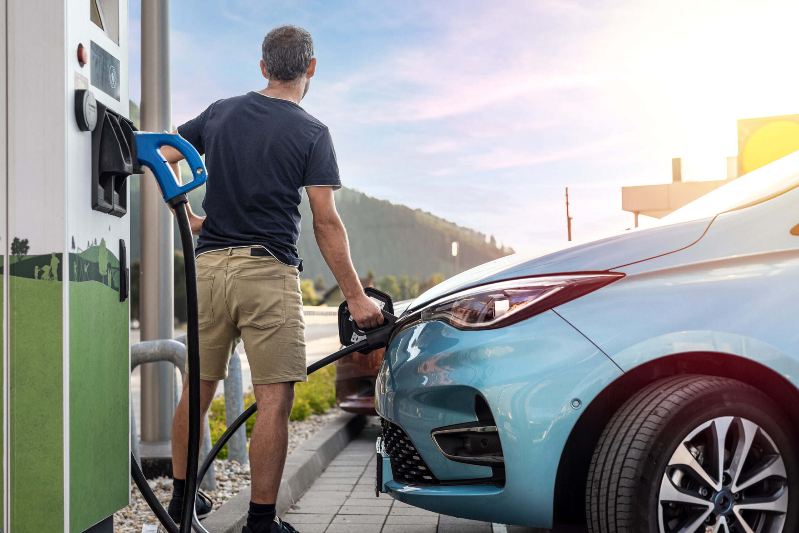 O mercado de carros elétricos no Brasil cresce rapidamente com avanços tecnológicos e incentivos governamentais, apesar de desafios na infraestrutura de recarga e custos.