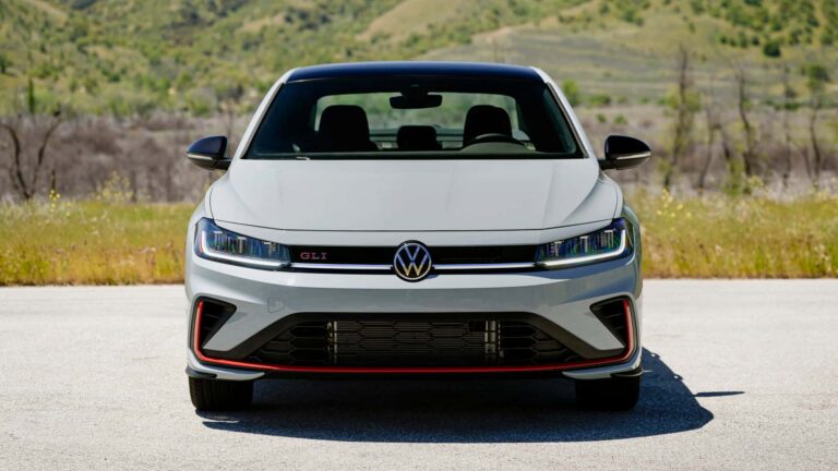 Volkswagen Jetta GLI 2025 já está sendo comercializado no México