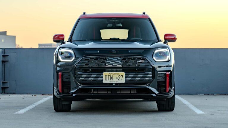 Novo Mini John Cooper Works Countryman 2025 é lançado por R$ 379.990