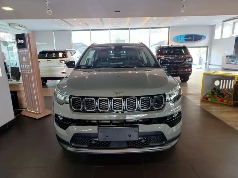 Jeep Compass se aproxima do Toyota Corolla Cross nas vendas de outubro
