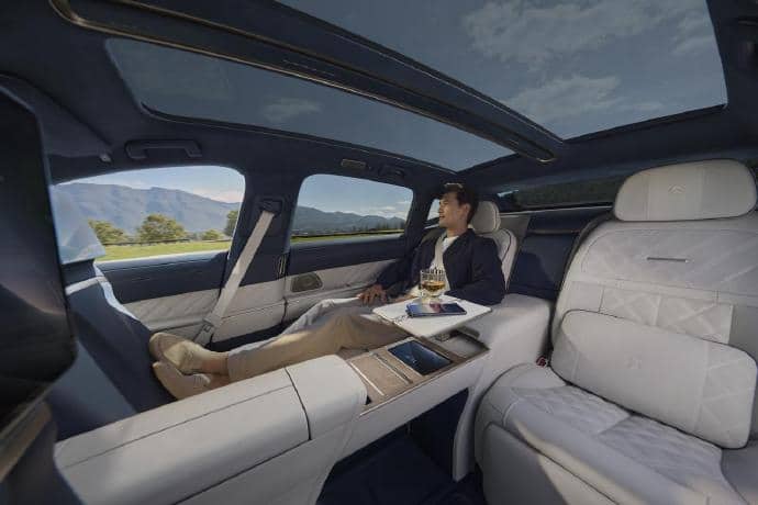 Nio ET9 estreia com tecnologias inéditas e foco no conforto