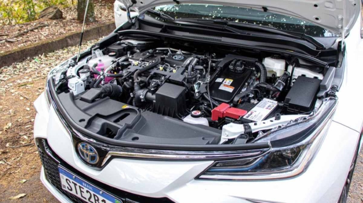 Toyota Corolla terá versão híbrida de entrada para competir com BYD King em 2025