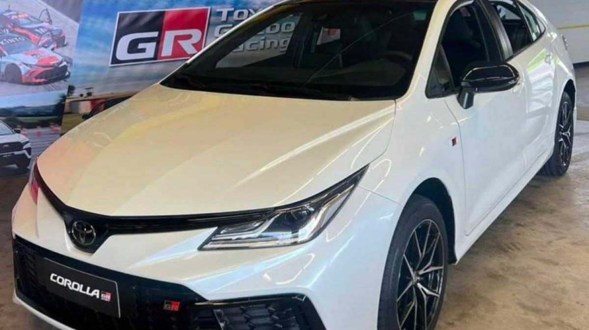 Novo Corolla GR-Sport 2025: Visual esportivo e multimídia renovada vazam