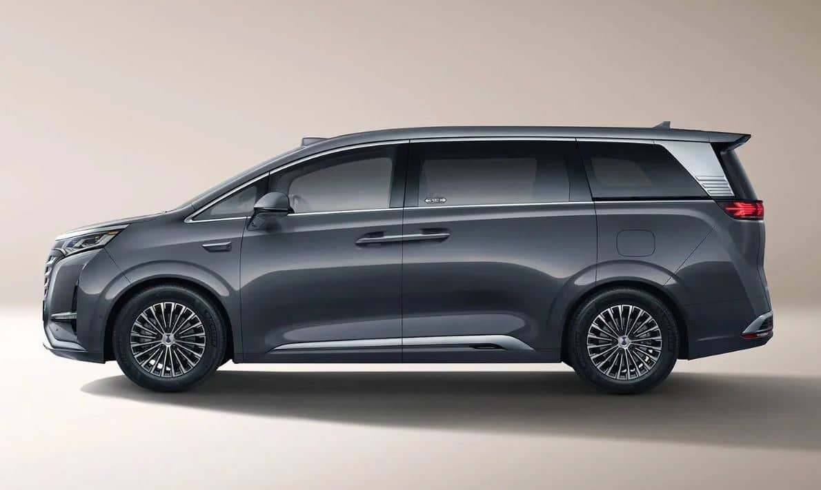Denza D9 2025: Minivan de luxo da BYD chega ao mercado Chinês