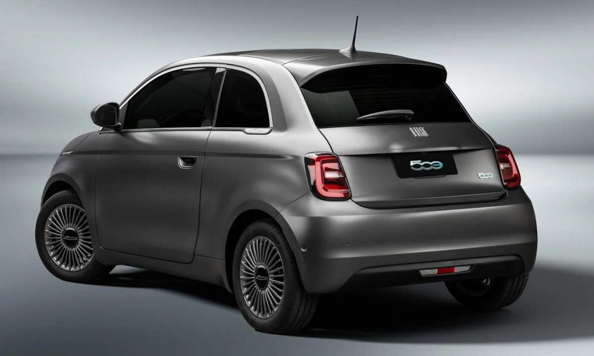 Fiat 500 terá versão híbrida em 2025 e nova geração em 2032