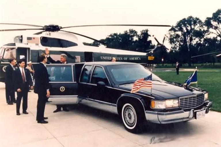 Limusine presidencial de Bill Clinton, um Cadillac Fleetwood Brougham, está à venda