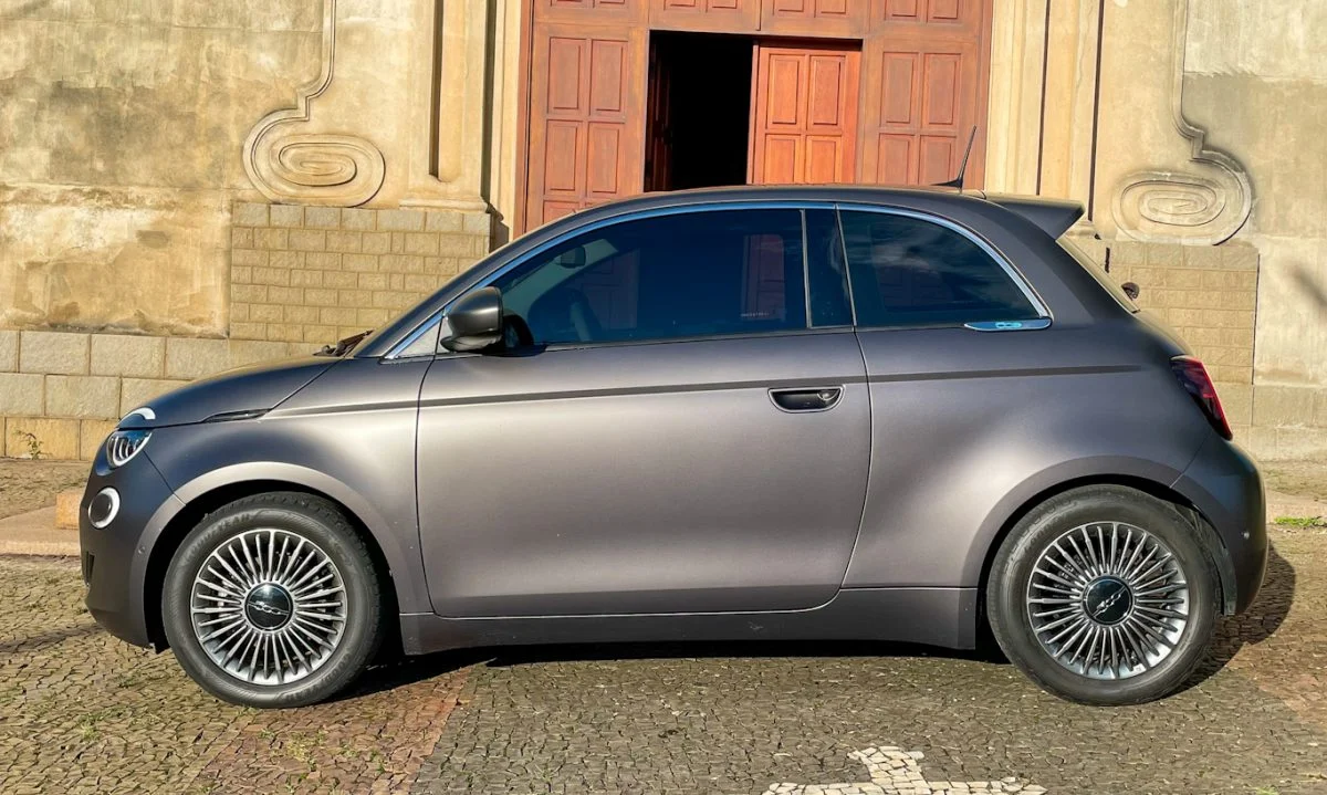 Fiat 500 terá versão híbrida em 2025 e nova geração em 2032