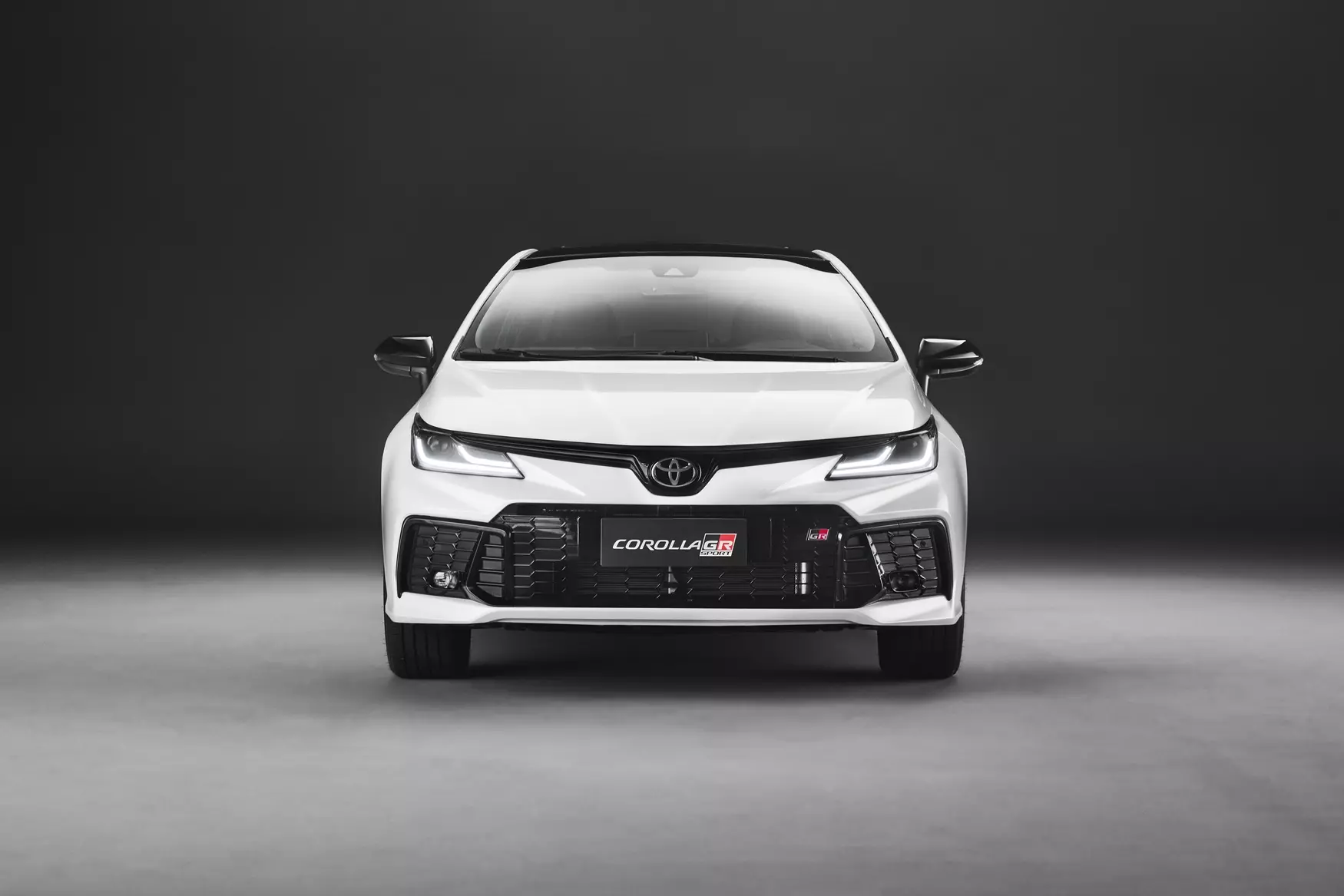 Toyota Corolla 2025: Linha ganha visual renovado, 10 anos de garantia e mais tecnologia