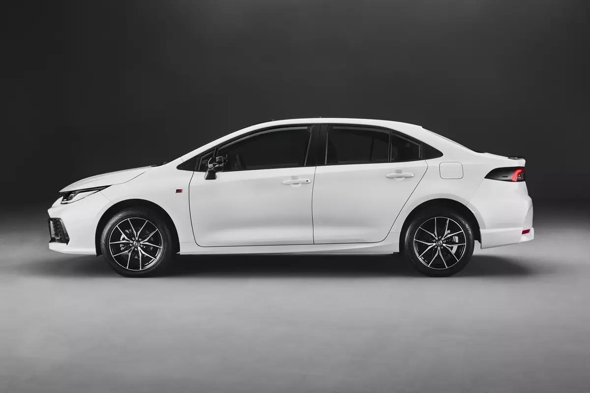 Toyota Corolla 2025: Linha ganha visual renovado, 10 anos de garantia e mais tecnologia