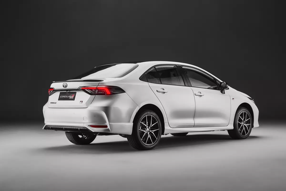 Toyota Corolla 2025: Linha ganha visual renovado, 10 anos de garantia e mais tecnologia