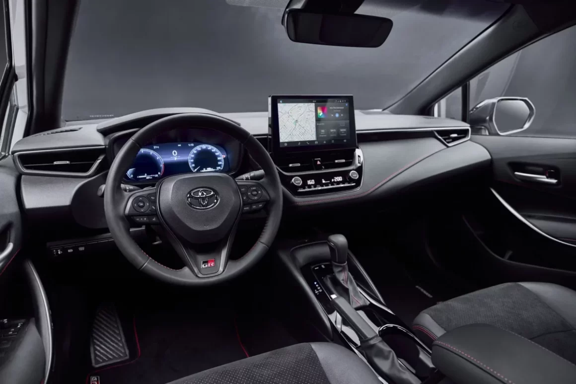 Toyota Corolla 2025: Linha ganha visual renovado, 10 anos de garantia e mais tecnologia