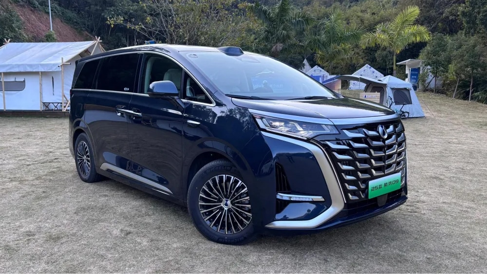 BYD Denza D9 DM-i 2025 chega às concessionárias chinesas com novo sistema híbrido e LiDAR