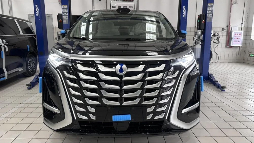 BYD Denza D9 DM-i 2025 chega às concessionárias chinesas com novo sistema híbrido e LiDAR