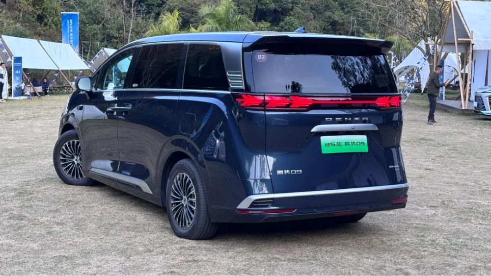 BYD Denza D9 DM-i 2025 chega às concessionárias chinesas com novo sistema híbrido e LiDAR