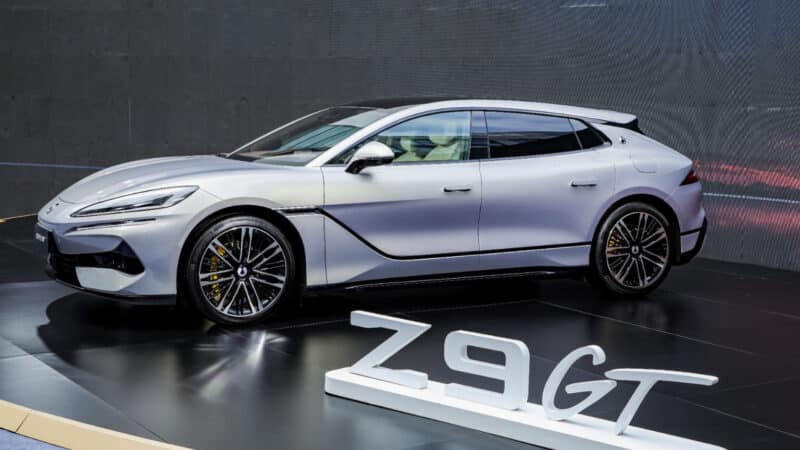 BYD apresenta esportivo de duas portas como rival do Porsche 911 na China