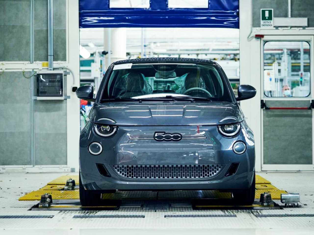 Fiat 500 terá versão híbrida em 2025 e nova geração em 2032