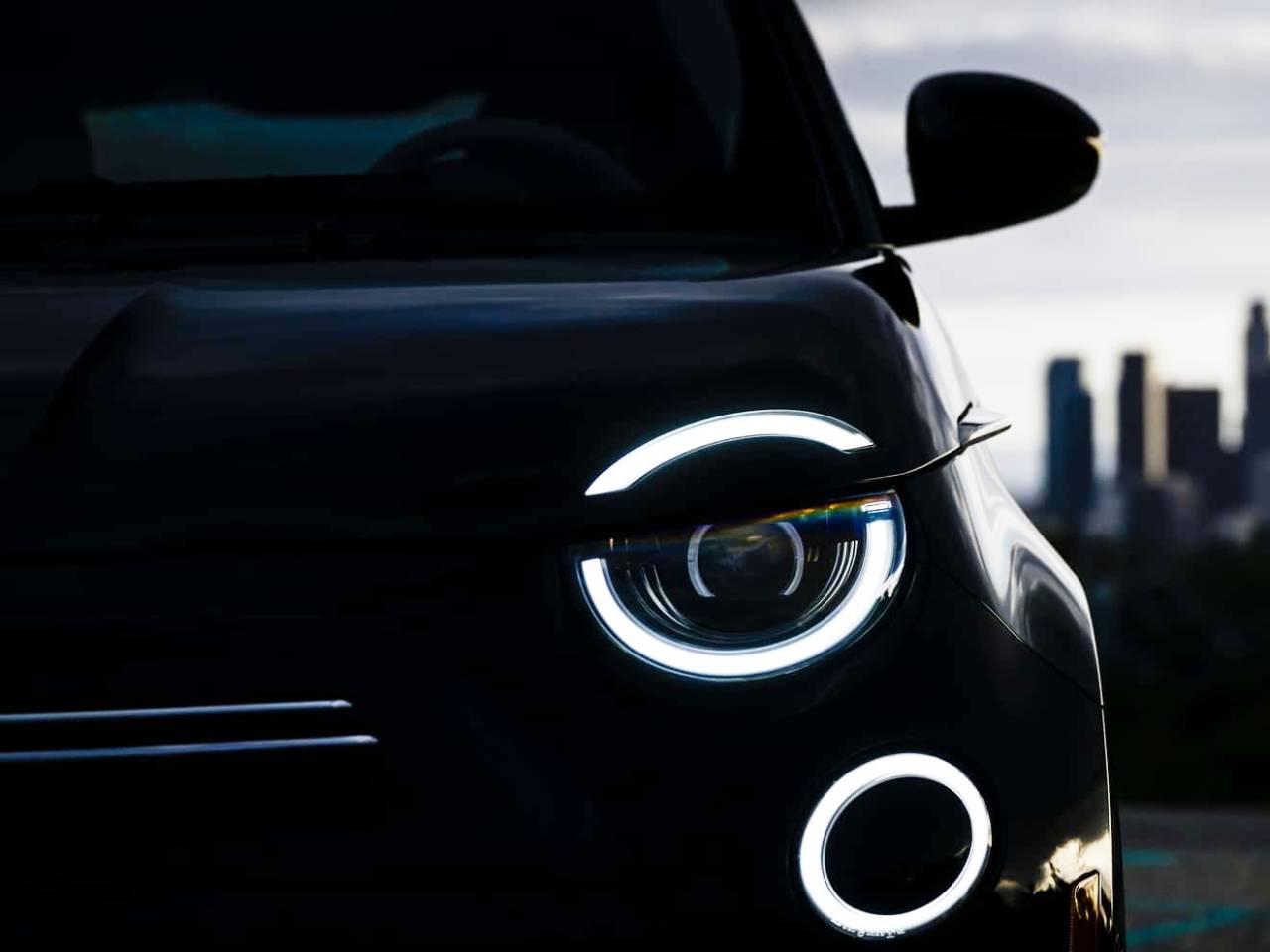 Fiat 500 terá versão híbrida em 2025 e nova geração em 2032