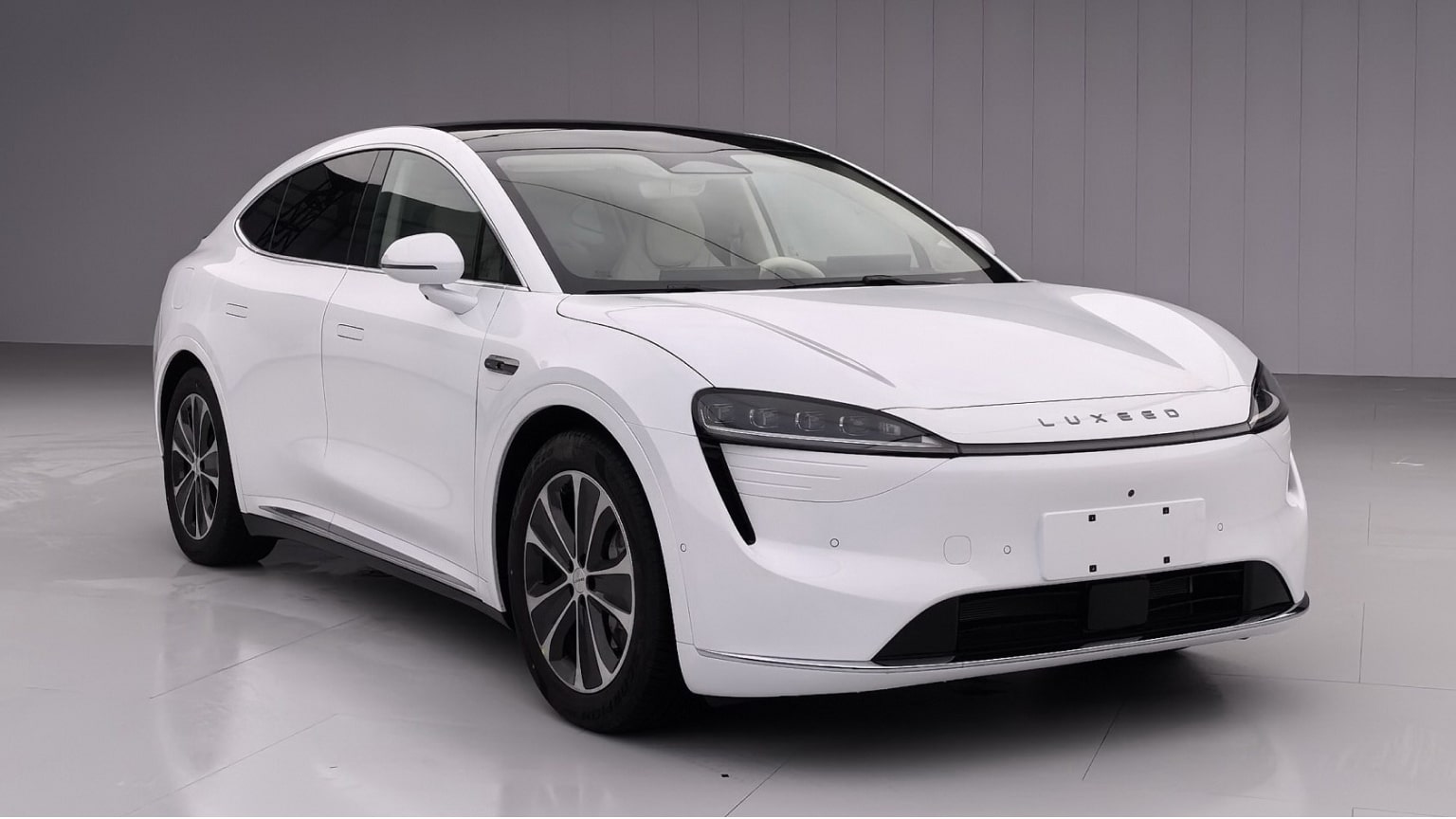 Luxeed R7 chega na China com autonomia de 1.570 km