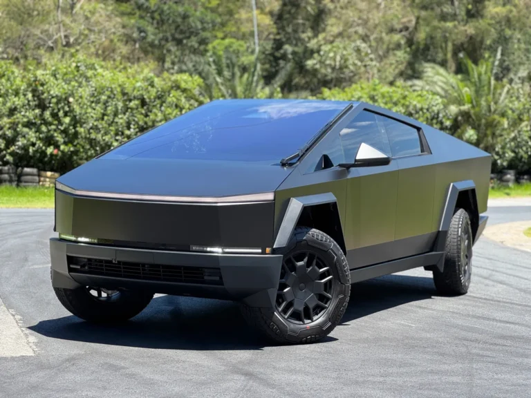 Cybertruck com FSD bate em poste e levanta dúvidas sobre táxis autônomos da Tesla