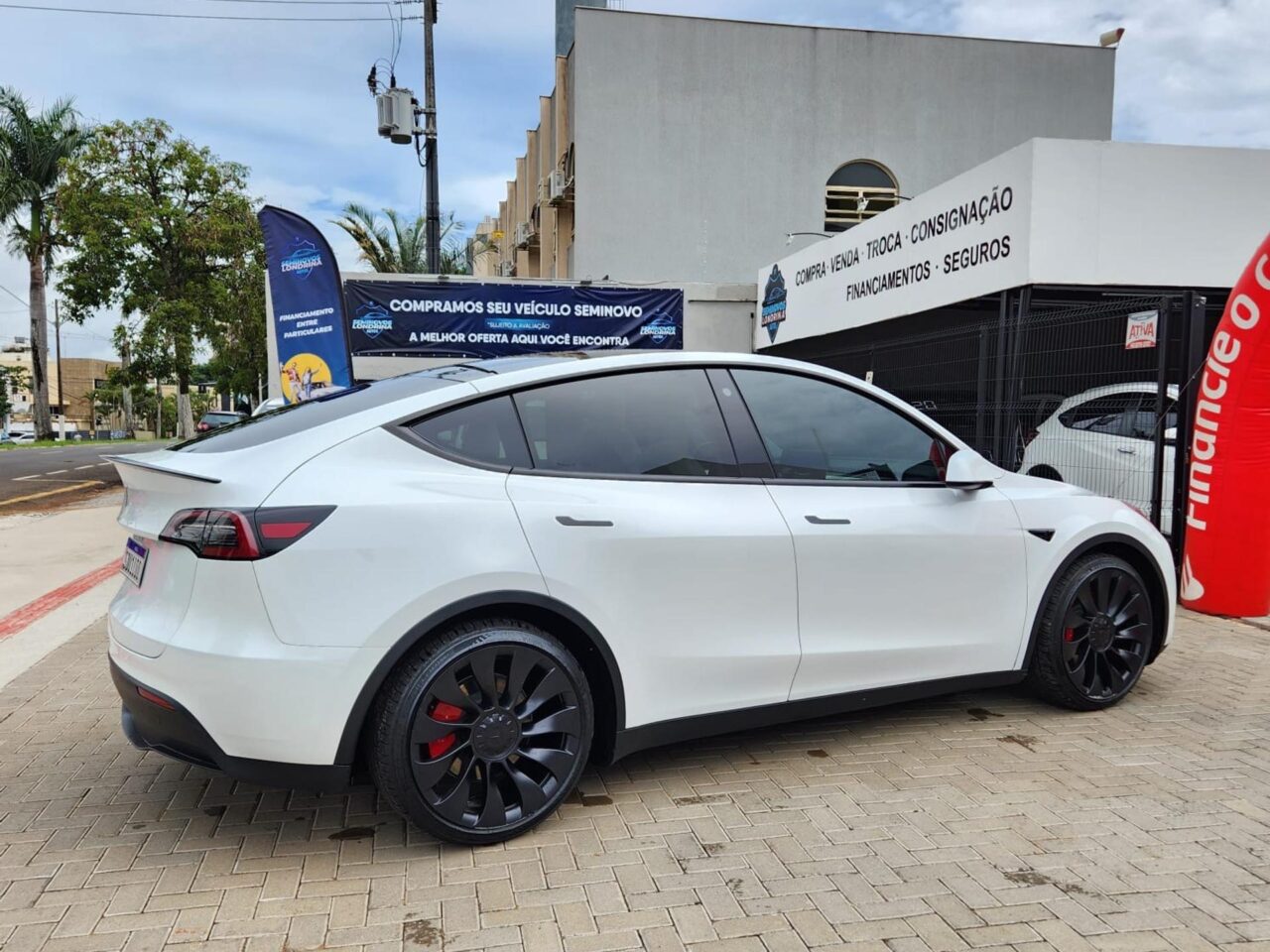 Segurança do Tesla Model Y questionada após invasão e agressão a proprietária na Califórnia