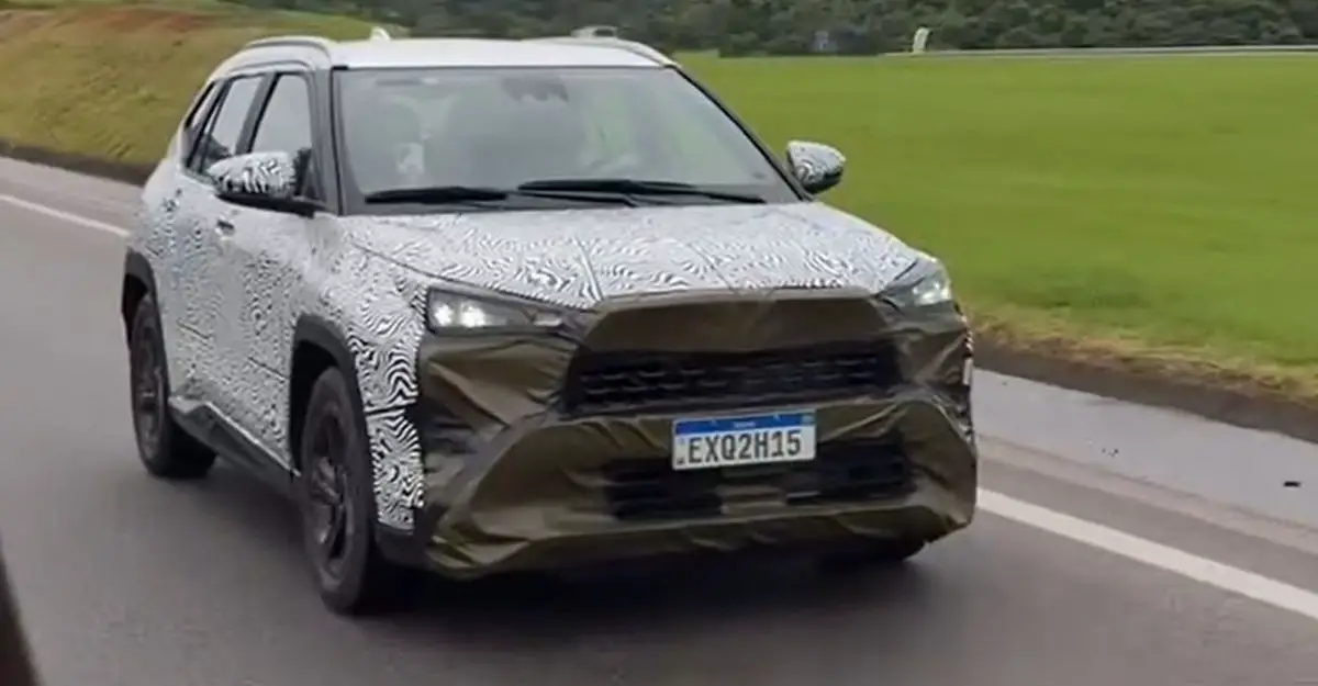 Flagra: Novo Toyota Yaris Cross é flagrado rodando no interior de São Paulo; SUV compacto terá opção híbrida flex no Brasil