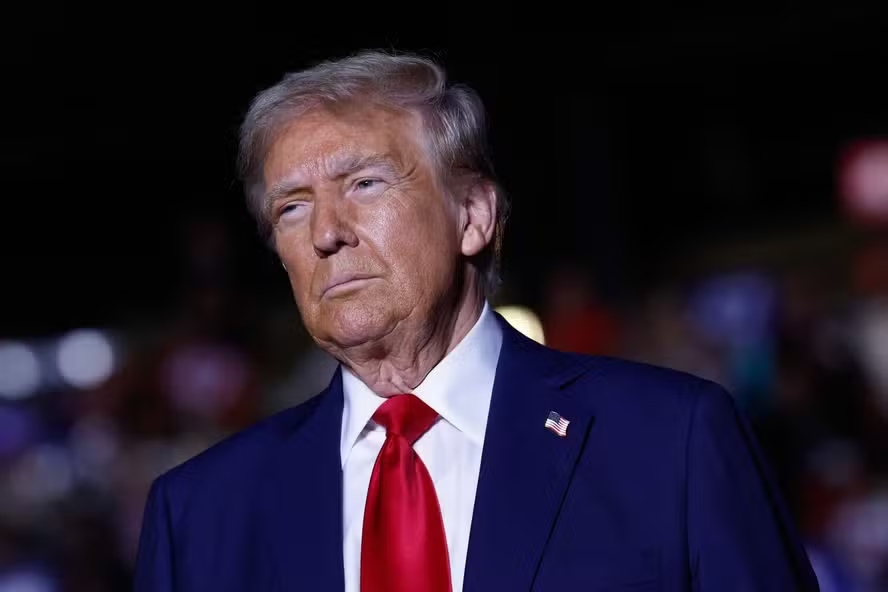 Trump reverte meta de carros elétricos de Biden nos EUA e impulsiona combustíveis fósseis
