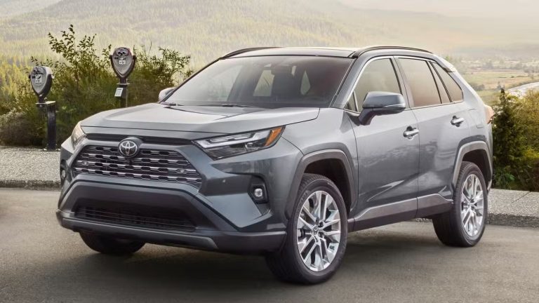 Flagra na China revela possível design do Toyota RAV4 2026