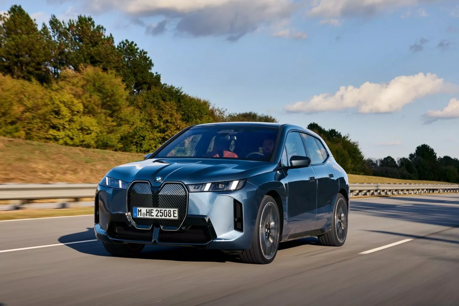 BMW iX 2026 ganha nova versão de entrada e mais autonomia