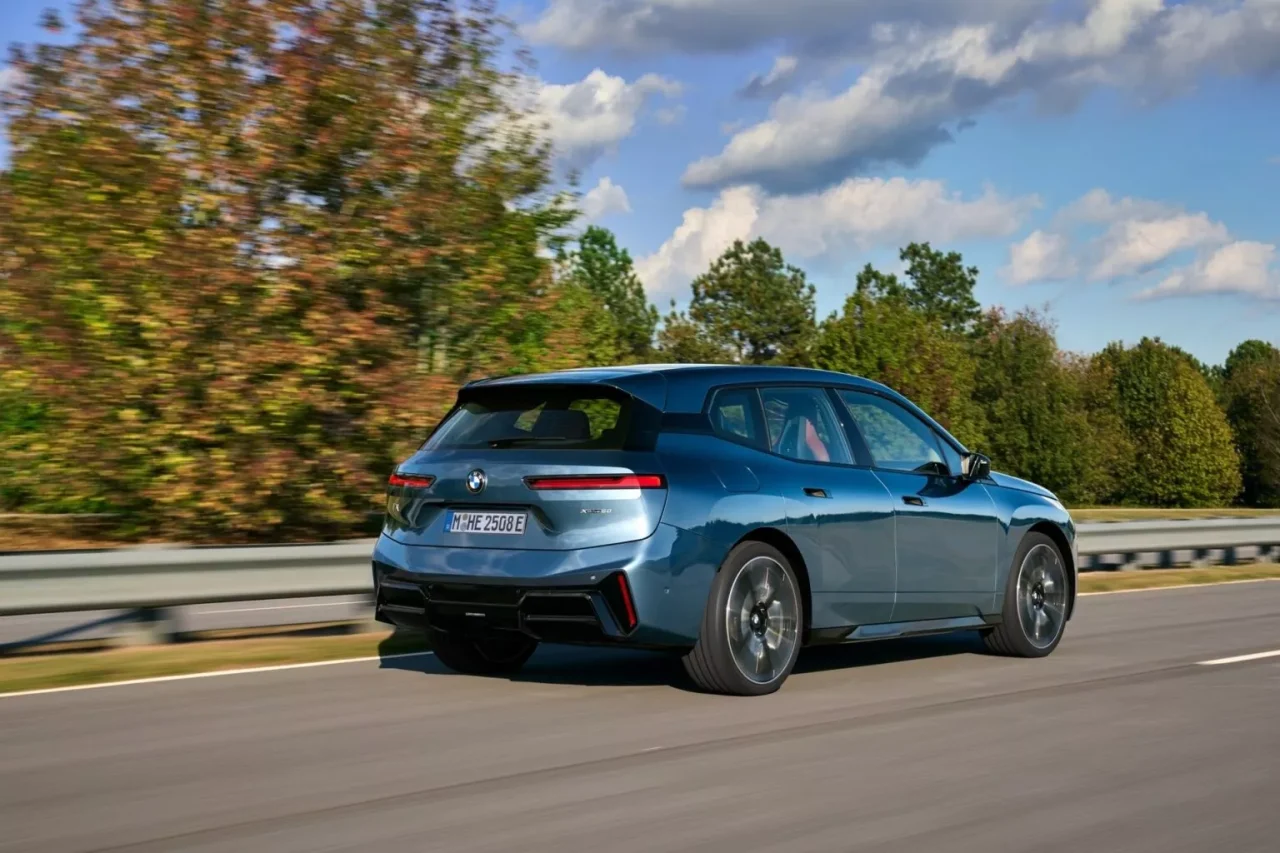 BMW iX 2026 ganha nova versão de entrada e mais autonomia