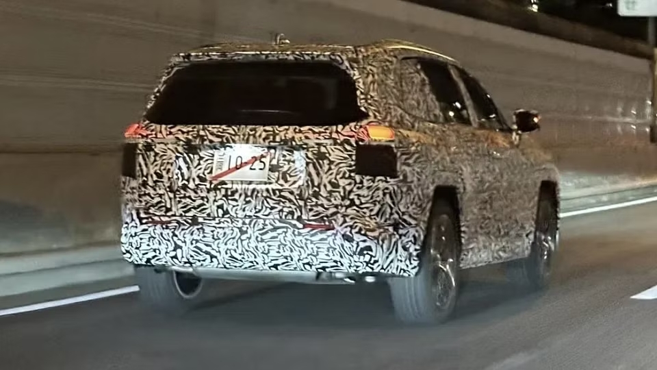 Flagra na China revela possível design do Toyota RAV4 2026